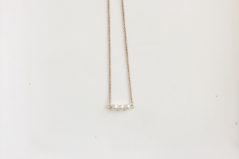 Small pearl brass shape short chain - สร้อยคอ - เครื่องเพชรพลอย ขาว