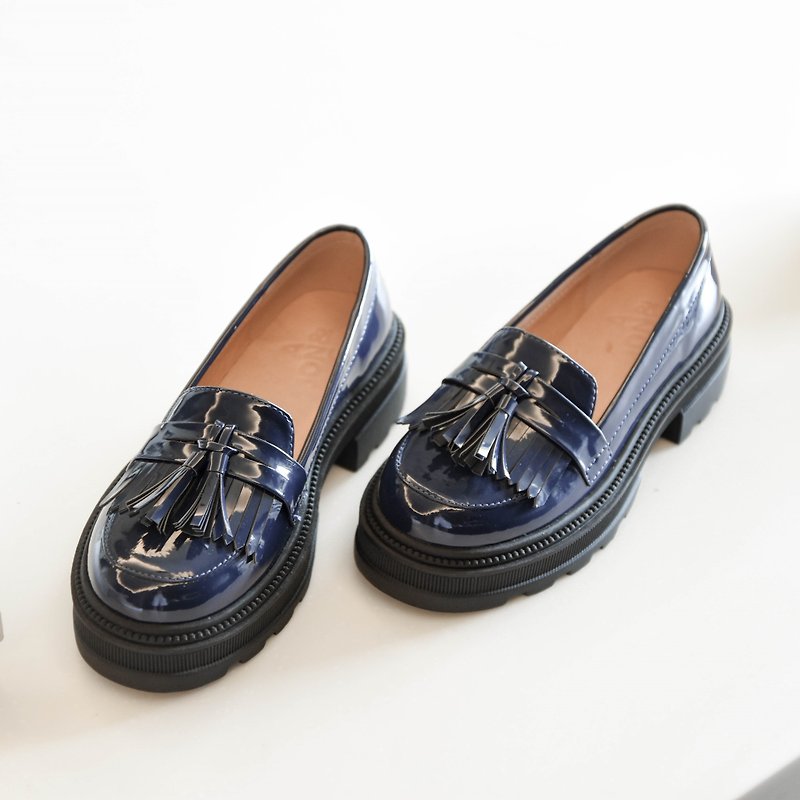 Girls' blue wrinkled mirror shiny leather shoes classic tassel decoration British style thick-soled loafers - รองเท้าเด็ก - หนังเทียม สีน้ำเงิน