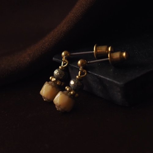 Sentimental Studio 善感工室 簡約古董玻璃珠耳環 牛奶糖色