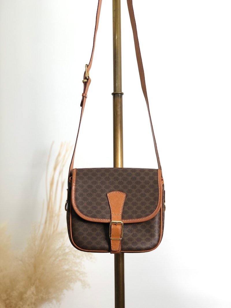 【 日本直送　名牌中古包 】CELINE セリーヌ マカダム ショルダーバッグ ブラウン フロントバックル PVCレザー vintage オールド h4fac7 - 側背包/斜背包 - 防水材質 咖啡色