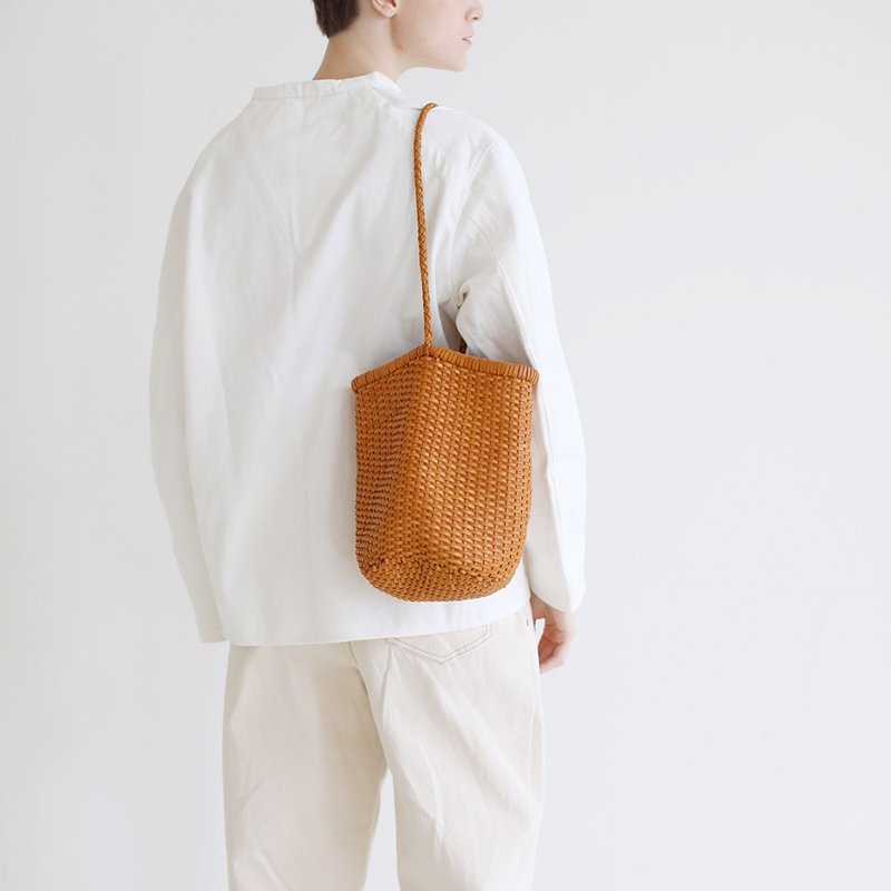 JOYDIVISION leather hand-tanned vertical woven hand bag shoulder bag - กระเป๋าถือ - หนังแท้ 