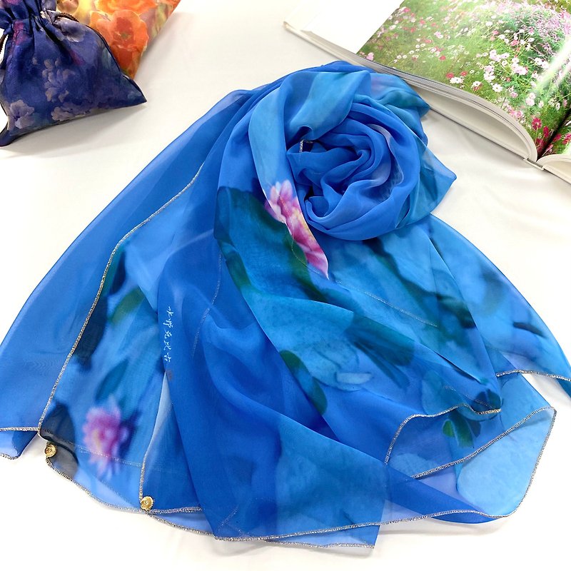 Large chiffon scarf by photographer Katsuhiko Mizuno Kyoto Water lily and carp ~Kashuji~ Ballett Kyoto Soft chiffon fabric Made in Japan - ผ้าพันคอ - เส้นใยสังเคราะห์ สีน้ำเงิน