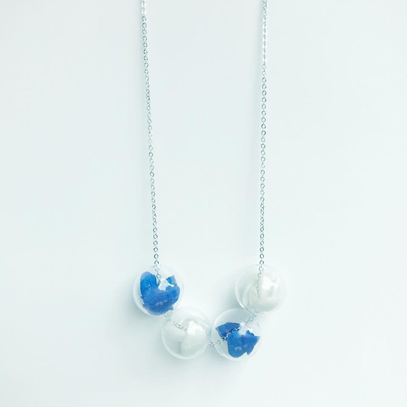 preserved flower necklaces Navy blue White glass ball Christmas Bridal Shower Gift - สร้อยติดคอ - แก้ว สีน้ำเงิน