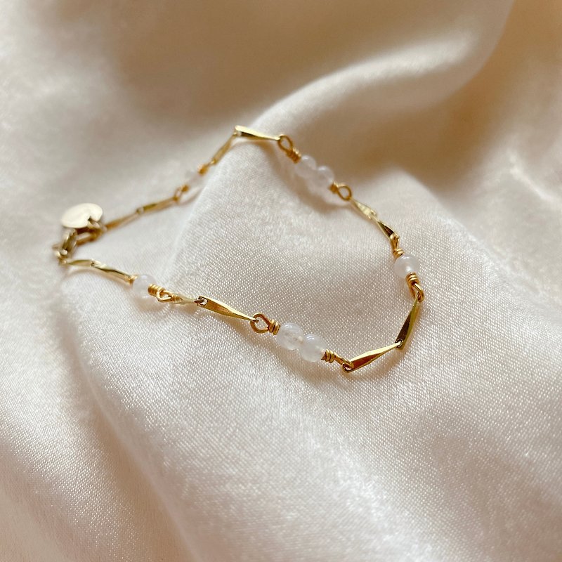Moon stone bracelet - สร้อยข้อมือ - ทองแดงทองเหลือง หลากหลายสี