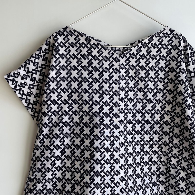 Only ONE | Sleeved Square cloth pullover blouse -YUKATA, basket pattern - เสื้อผู้หญิง - ผ้าไหม สีน้ำเงิน