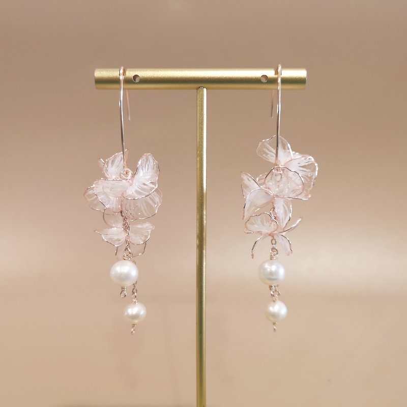 Tachibana | Ear Hook | Handmade Wedding Resin Crystal Flower Ornaments - ต่างหู - โลหะ สึชมพู