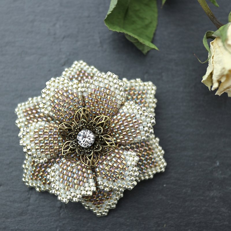 Beaded Flower Brooch (Beige)/ビーズフラワーのブローチ - 胸針 - 玻璃 咖啡色