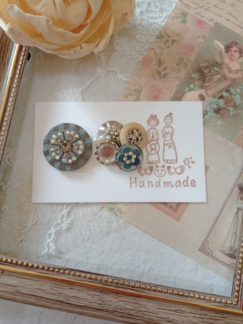 wow Button ハンドメイド - シルバー グレーブルーフラワー ボタン イヤリング/ピアス/イヤリング - ピアス・イヤリング - その他の素材 