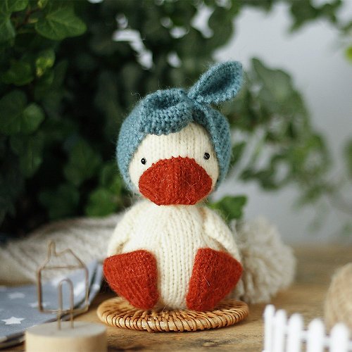 Cute Knit Toy Pattern Knitted goose. DIY amigurumi toy duck.