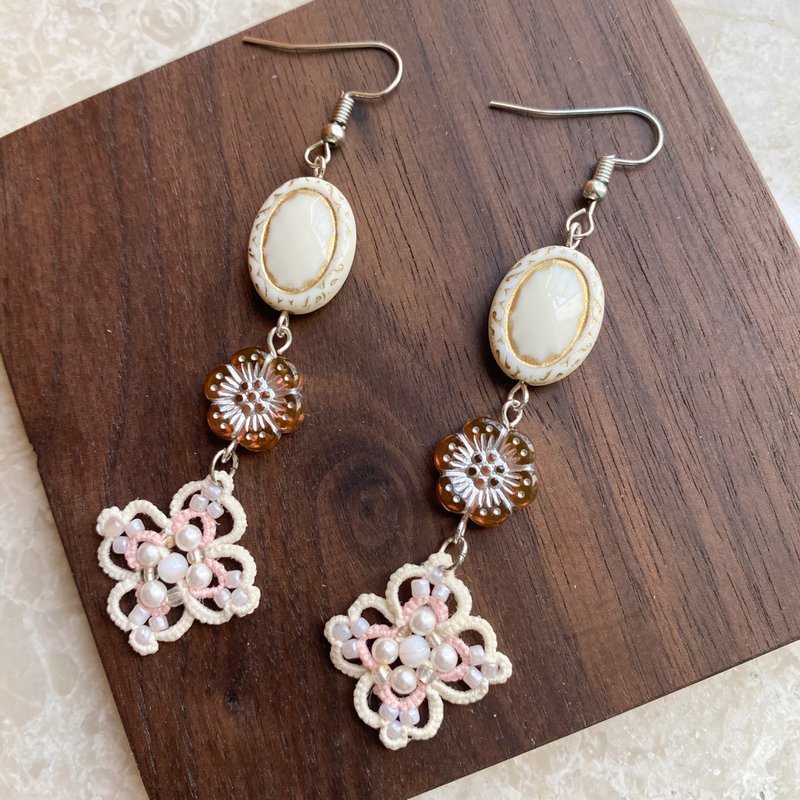 Small Fresh Handmade Beaded Earrings - ต่างหู - งานปัก สีแดง