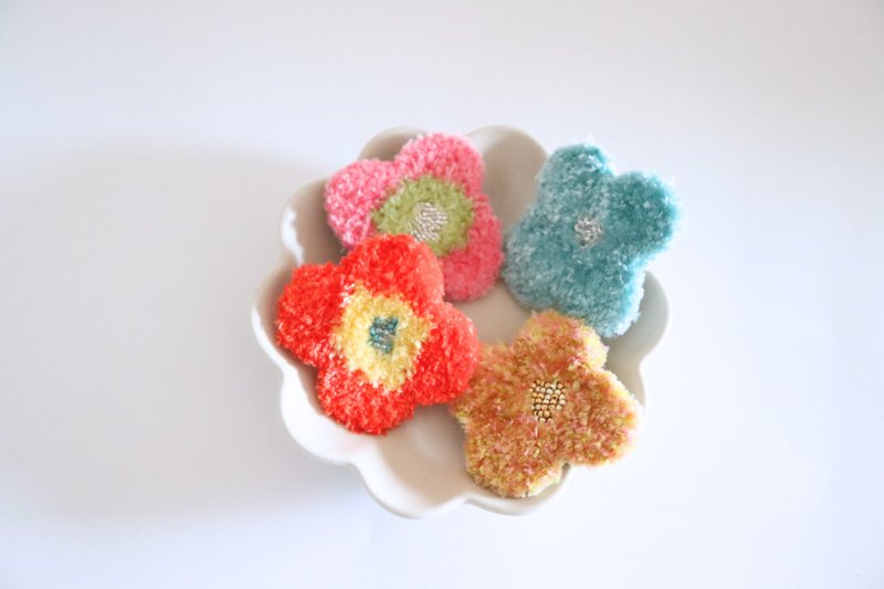 Fluffy flower embroidery brooch - Brooches - Thread Multicolor