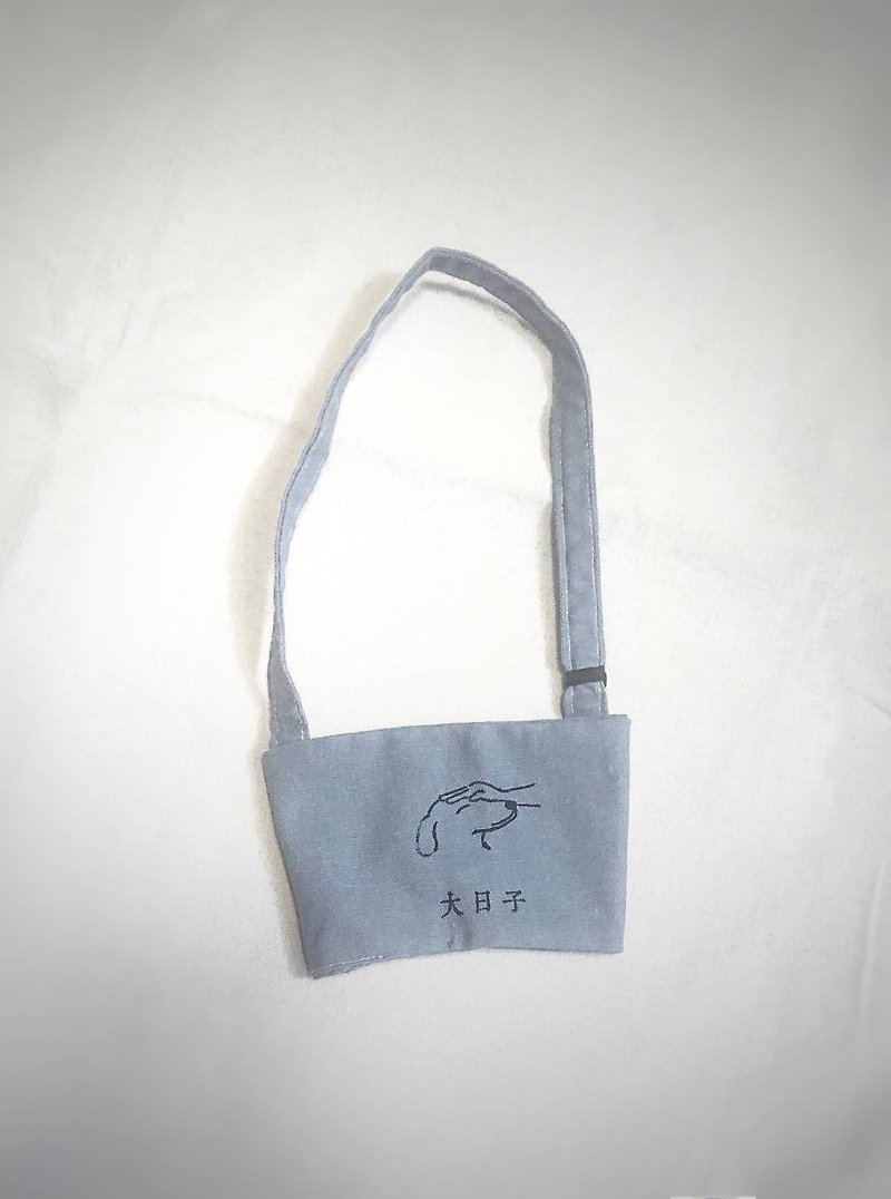 Handmade silk-printed beverage bag All I need is knowning you are here gray blue - กระเป๋าถือ - ผ้าฝ้าย/ผ้าลินิน สีน้ำเงิน