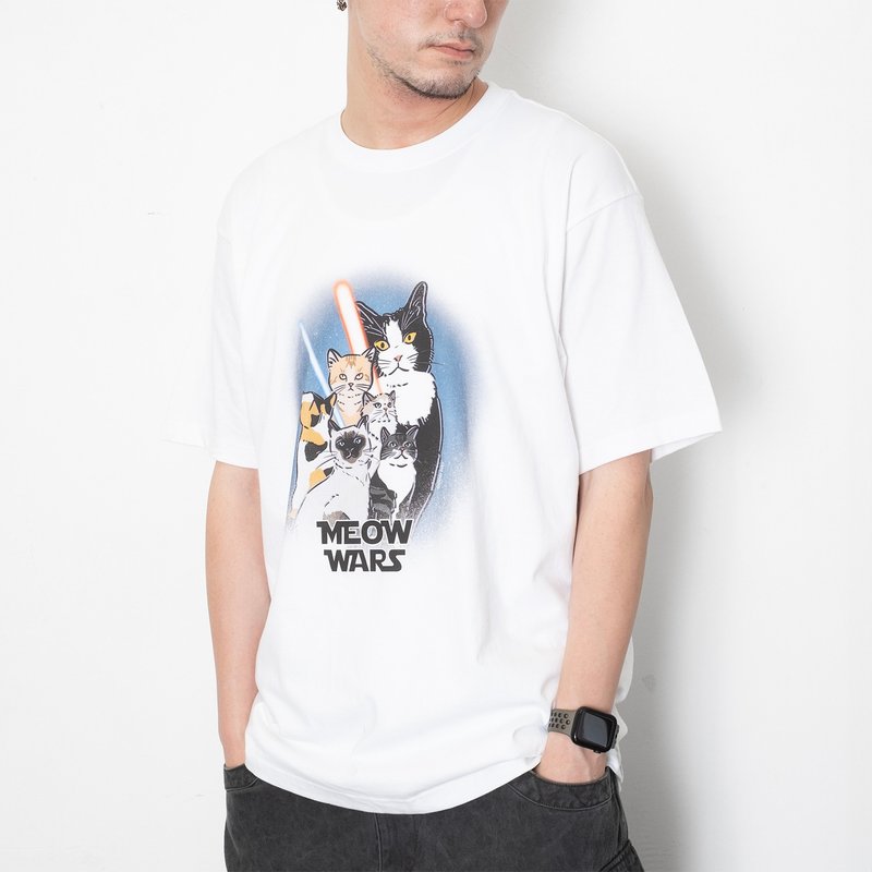 【GOOD DAY】MEOW WARS Graphic Tee - White//Black (ZT1421) - เสื้อยืดผู้ชาย - ผ้าฝ้าย/ผ้าลินิน ขาว