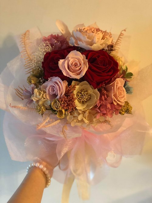 New Eternal Rose Classic Bouquet - Shop gmflowershop Dried Flowers &  Bouquets - Pinkoi