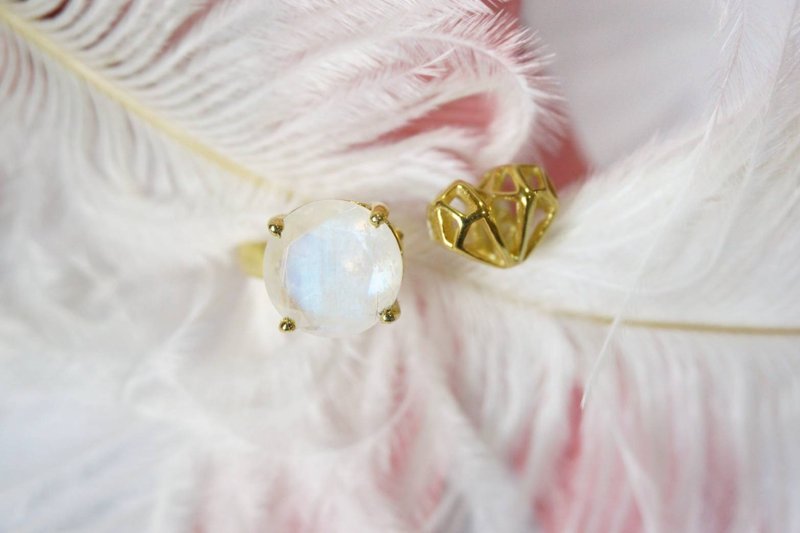 Natural Rainbowmoonstone Heart Design Silver925 Ring - 戒指 - 純銀 白色