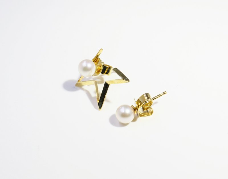 經典系列-不對稱星星珍珠耳環(14K金、AKOYA珍珠) - 耳環/耳夾/耳骨夾 - 貴金屬 金色