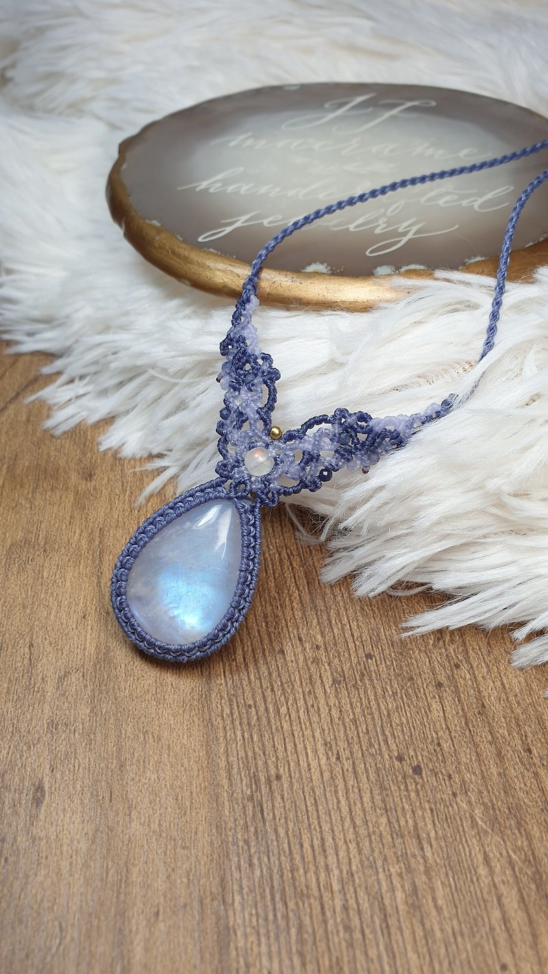 M16 Moonstone macrame Necklace and Handcrafted Jewelry - สร้อยคอ - วัสดุอื่นๆ สีน้ำเงิน