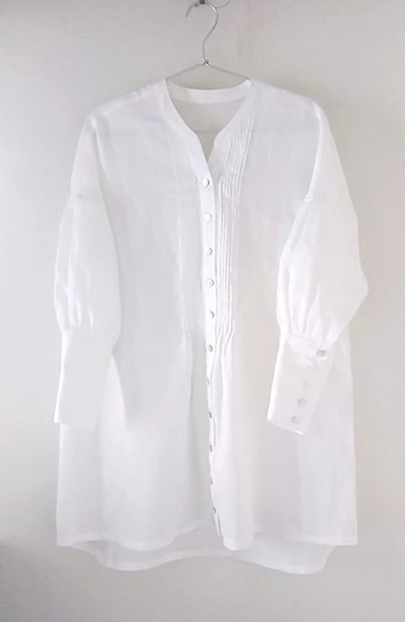 着映えするフレンチリネンの華やかギャザースリーブシャツ、大きめカフスデザインでスタイルにメリハリ - 恤衫 - 棉．麻 白色