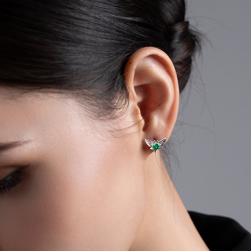 蝴蝶祖母綠耳環-簡約立體14k白金耳釘-疊戴穿孔耳環-5月生日石 - 耳環/耳夾 - 貴金屬 綠色