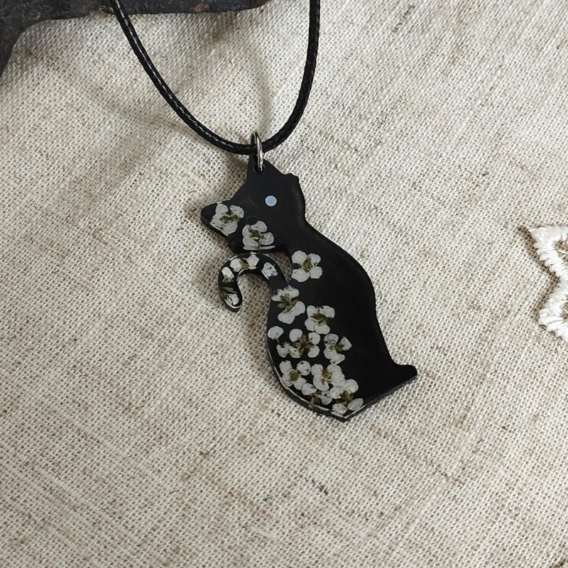 Black cat pendant with dry flowers. Black cat necklace. Resin cat on a cord - สร้อยคอ - เรซิน สีดำ