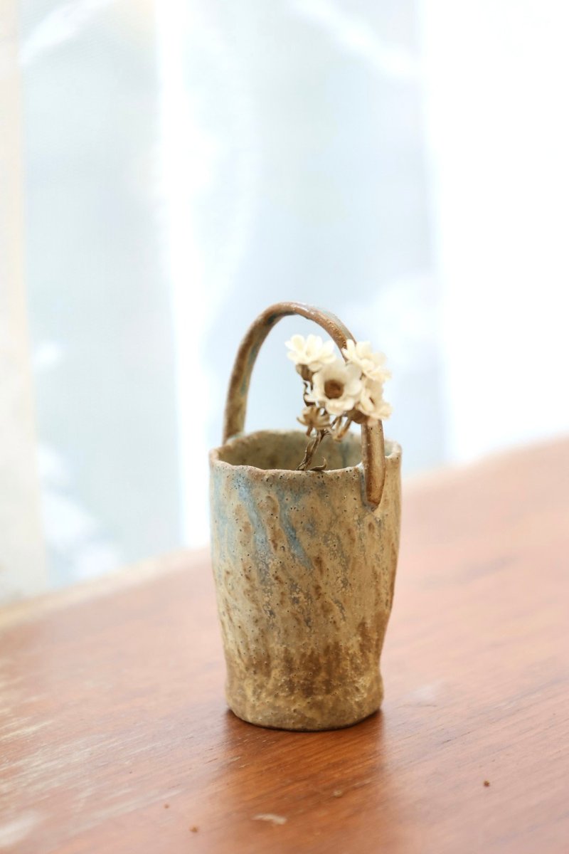 交換禮物/綠野仙蹤侘寂風迷你提把花器 花插小瓶辦公室療癒小物 - 花瓶/花器 - 陶 卡其色