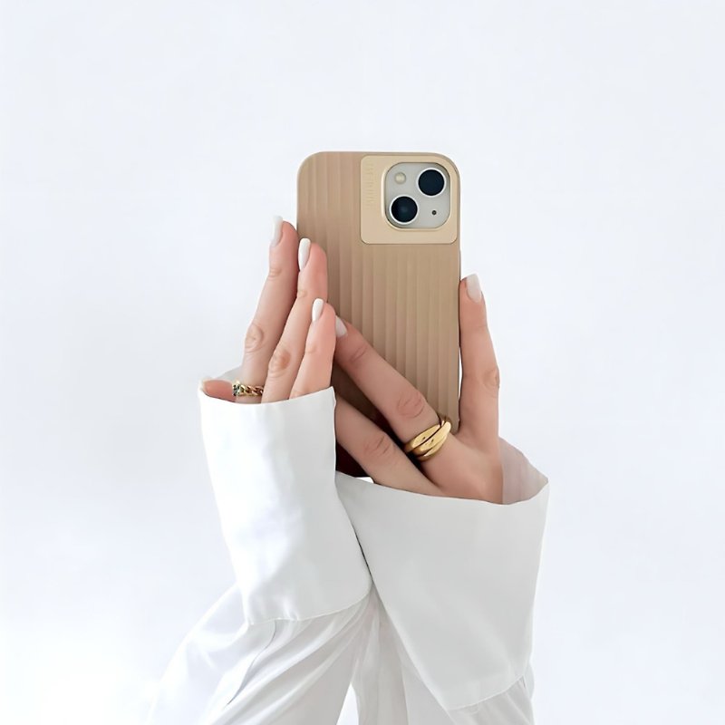 【限時88折】NUDIENT | iPhone12~15 矽膠手機殼- BOLD/奶茶褐 - 手機殼/手機套 - 矽膠 卡其色