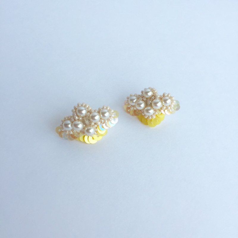 Pearl flower earrings yellow - ต่างหู - วัสดุอื่นๆ สีเหลือง