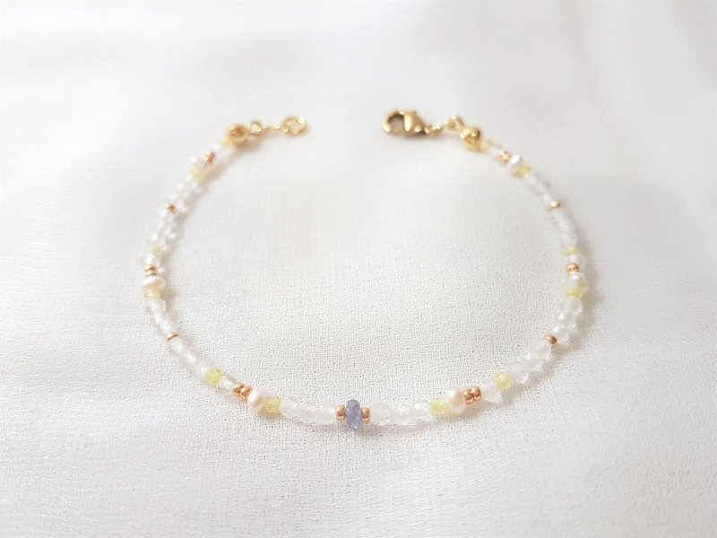 Morning Light Prelude‧タンザナイトホワイト石パール石ビーズ 細い ブレスレット 12 月の誕生石 - ブレスレット - クリスタル 多色