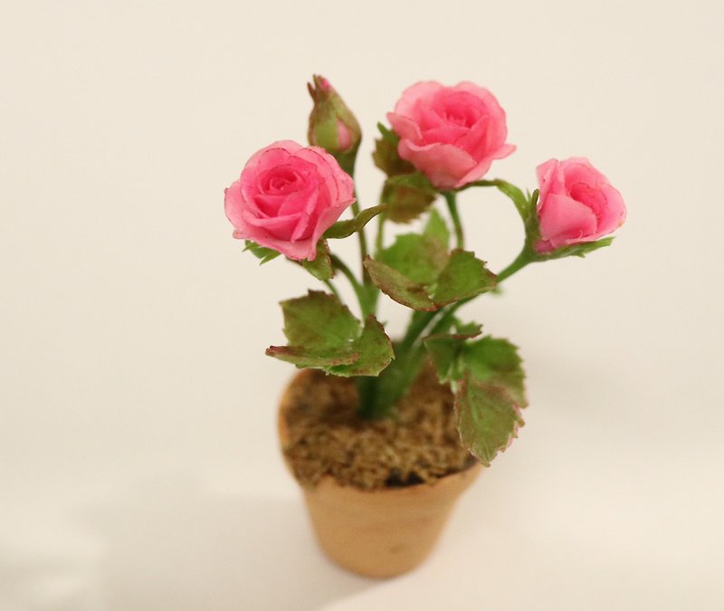 Pink roses flower doll house, realistic plant, scale 1 12, miniature - 擺飾/家飾品 - 黏土 粉紅色