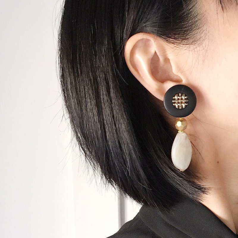 Black  button earrings with white beads - ピアス・イヤリング - プラスチック ブラック