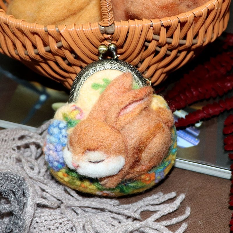 【羊毛氈】迷你口金包-小動物與花草系列-甜睡的小兔子 - 散紙包 - 羊毛 咖啡色