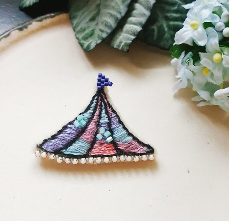 Embroidery pin [Dream Tent Ko11] Blue, pink and lavender morning - Brooches - Paper Blue