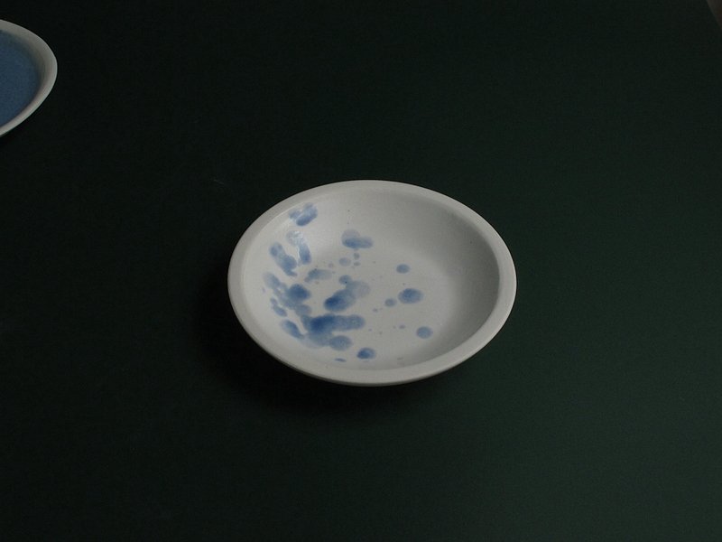 Blue drip glaze small dish_ Porcelain - จานและถาด - เครื่องลายคราม ขาว