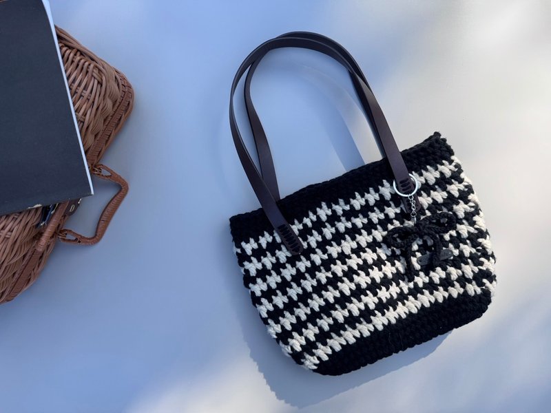 Crochet Bag Tote Bag Shoulder Handmade Knitted Bag - Classic Houndstooth - กระเป๋าถือ - ผ้าฝ้าย/ผ้าลินิน สีดำ