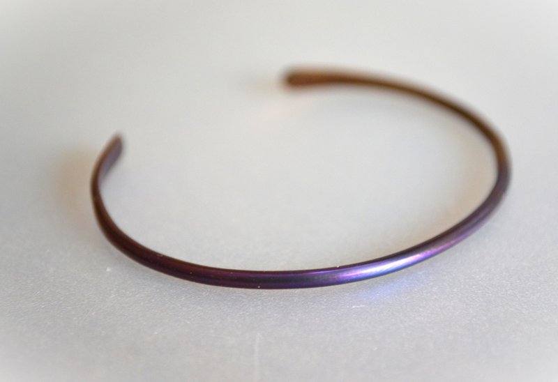 Titanium bangle, reddish purple titanium bangle, oval model, inner diameter 50 mm - Bracelets - Other Metals Purple