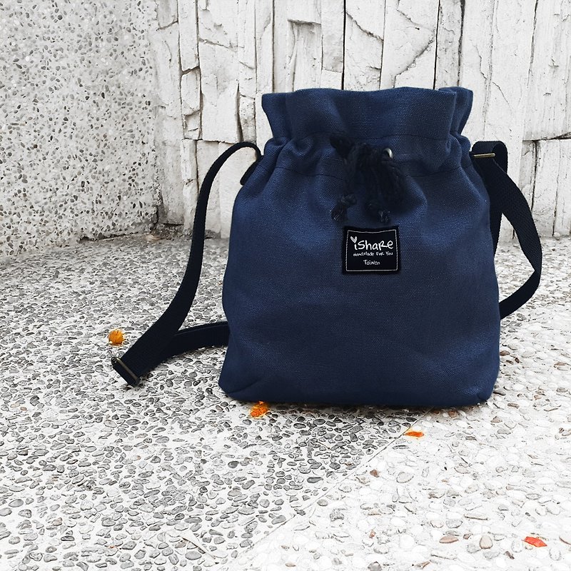 Minimalist canvas bucket bag-dark blue carry bag / oblique backpack / shoulder bag / bundle bag - กระเป๋าแมสเซนเจอร์ - ผ้าฝ้าย/ผ้าลินิน สีน้ำเงิน