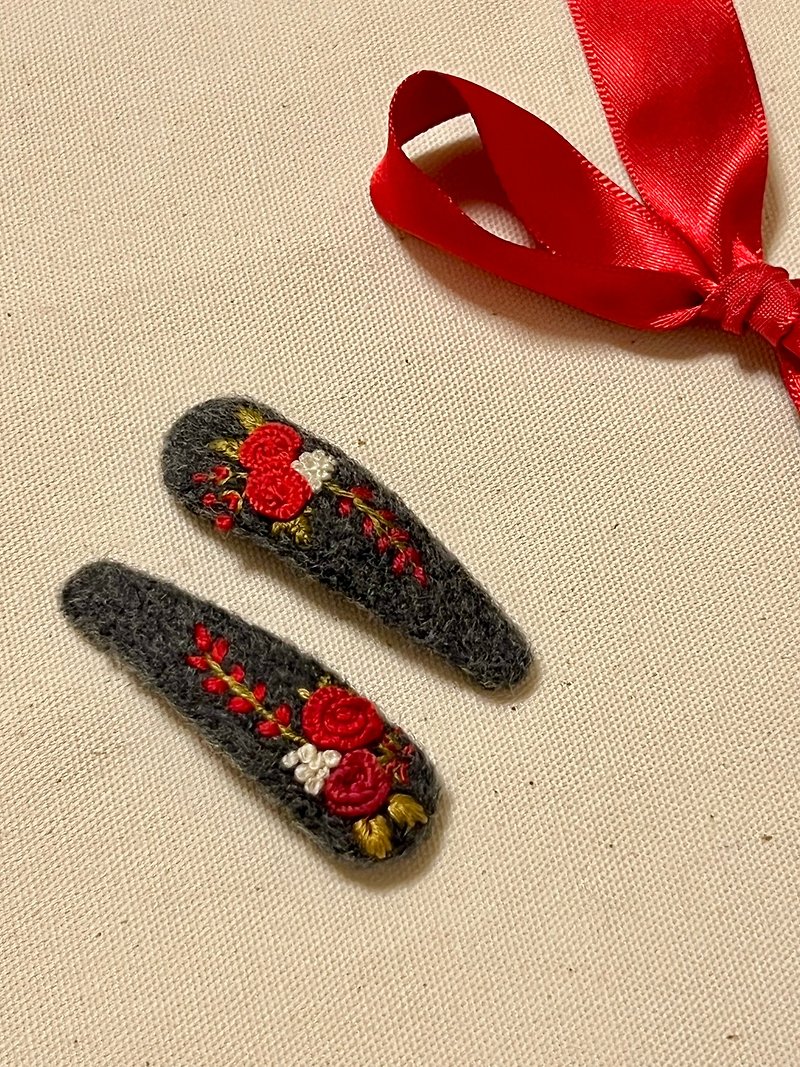 Hand embroidery hairpins - 髮夾/髮飾 - 繡線 黑色