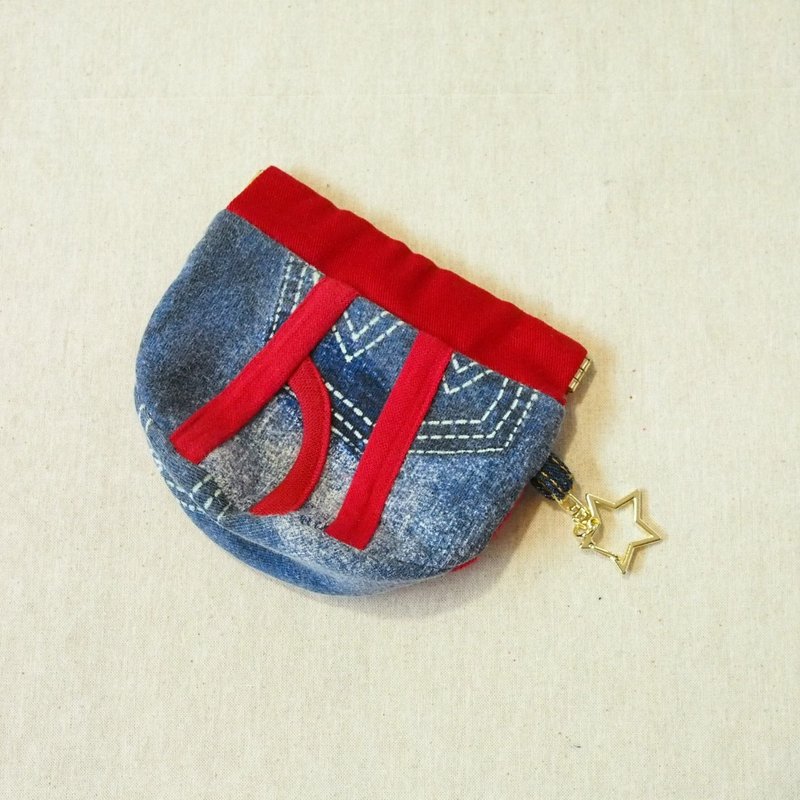 Face embroidered pants Spring pouch - กระเป๋าเครื่องสำอาง - ผ้าฝ้าย/ผ้าลินิน หลากหลายสี