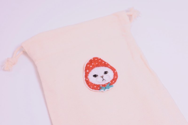DIY 草莓貓咪材料包-可選束口袋或胸針 - 胸針 - 繡線 
