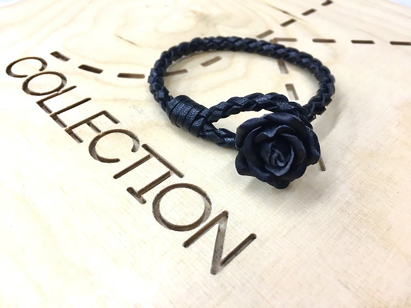 黒革の小さな薔薇の織り革ストラップ【花】 - ブレスレット - 革 ブラック