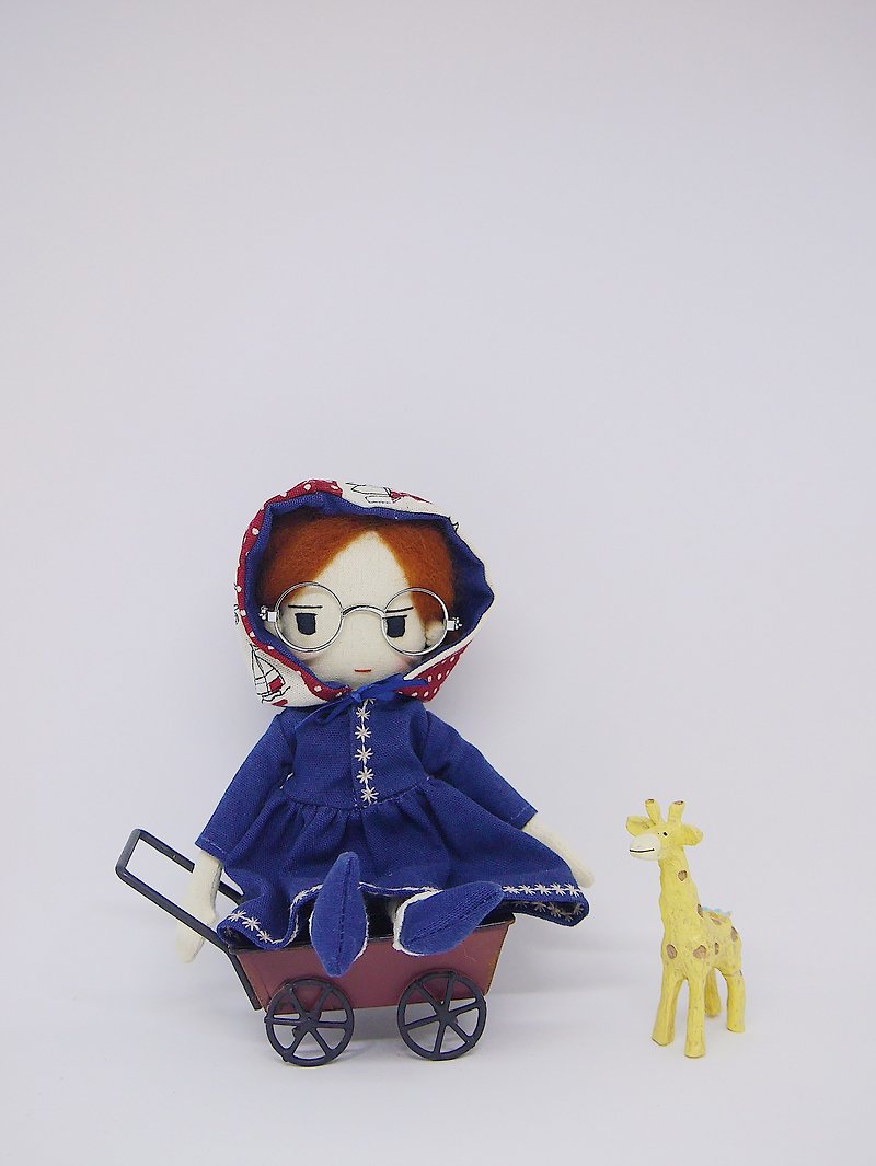 Handmade Doll- Girl in Riding Hood with Spec - 公仔模型 - 棉．麻 