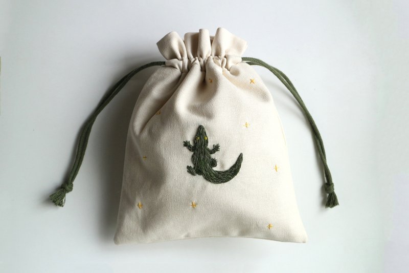 Hand embroidered drawstring pocket/crocodile and stars - กระเป๋าเครื่องสำอาง - ผ้าฝ้าย/ผ้าลินิน ขาว