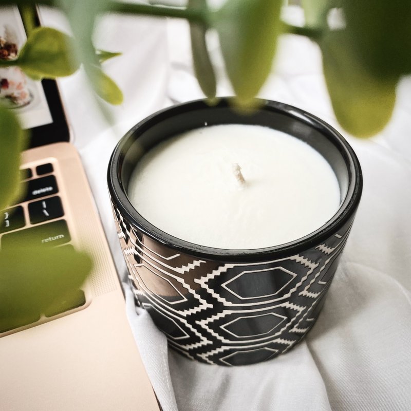 Ceramic container scented candle with wooden lid 180g - เทียน/เชิงเทียน - ดินเผา สีดำ