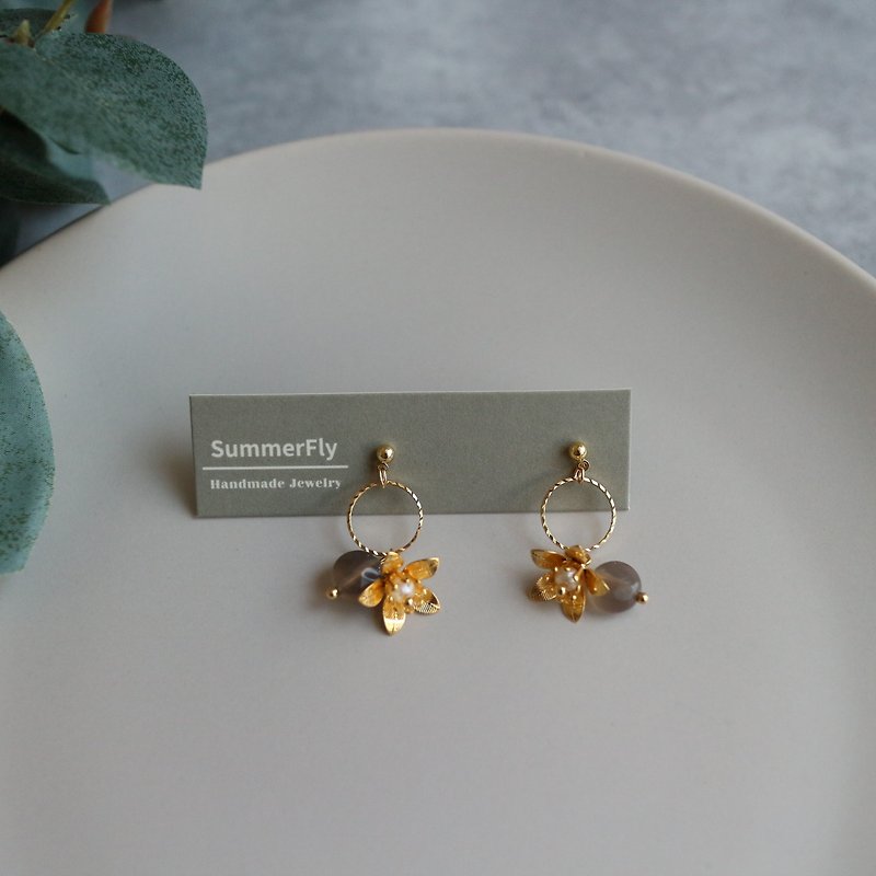 French Retro | Elegant Antique Beads Metal Flower Pieces Pearl Drop Earrings Earrings - ต่างหู - เครื่องประดับ สีกากี