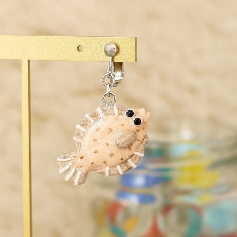 和紙アクセサリー　イヤリング/ピアス　カレイ　砂擬態バージョン　海の魚 - ピアス・イヤリング - その他の素材 ホワイト