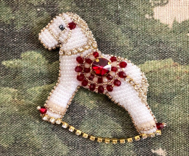 木馬のブローチ Wooden horse broach - ショップ Sprina ブローチ - Pinkoi