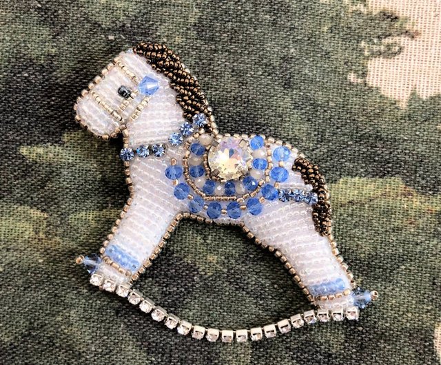 木馬のブローチ Wooden horse broach - ショップ Sprina ブローチ - Pinkoi