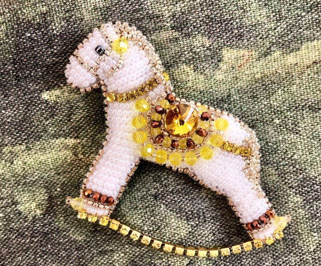 木馬のブローチ Wooden horse broach - ショップ Sprina ブローチ - Pinkoi