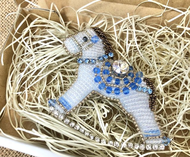 木馬のブローチ Wooden horse broach - ショップ Sprina ブローチ - Pinkoi