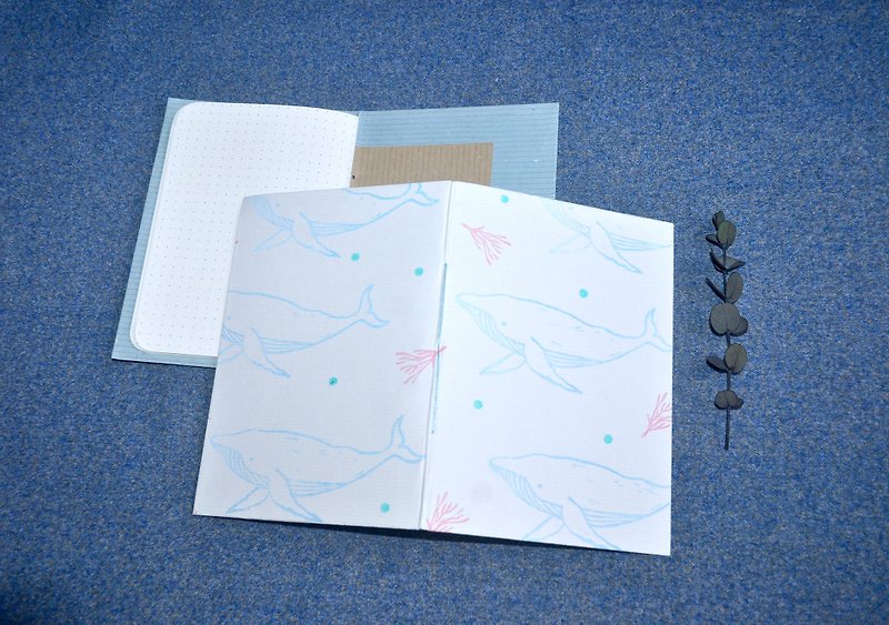 ザトウクジラのマニュアル本の手形ノート - ノート・手帳 - 紙 ブルー